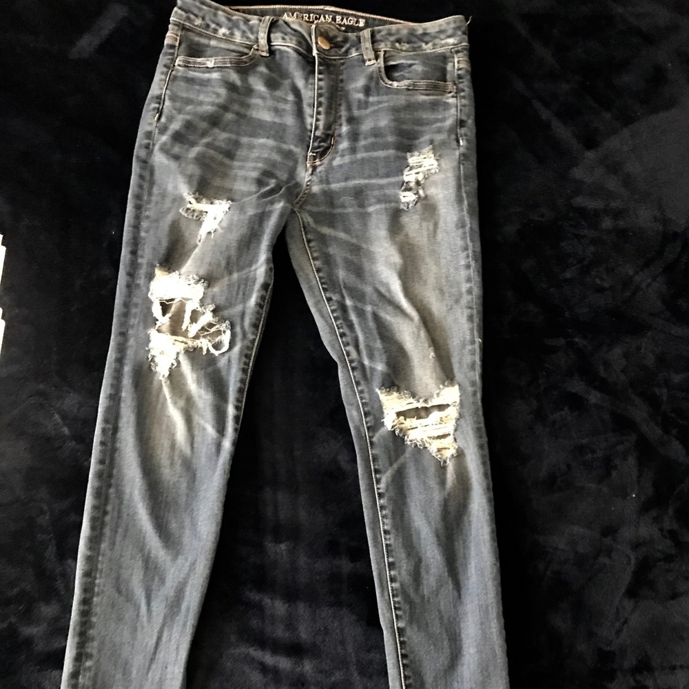 AMERICAN EAGLE RIPPED JEANS SIZE 10
